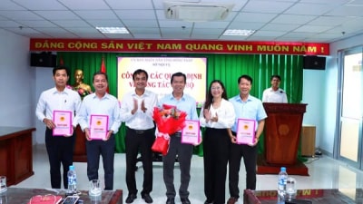 Trao quyết định cho Lãnh đạo Trung tâm Dịch vụ việc làm tỉnh Đồng Tháp