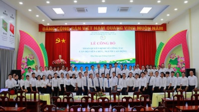 Trung tâm Dịch vụ việc làm Đồng Tháp tổ chức Lễ công bố quyết định về công tác cán bộ, viên chức, người lao động