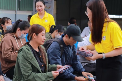 Viên chức Trung tâm Dịch vụ việc làm phát tờ rơi giới thiệu việc làm ổn định tại Nhật Bản cho người lao động