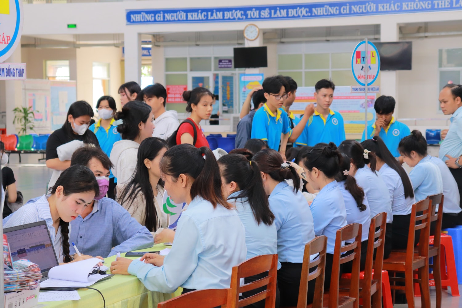 Đến Trung tâm Dịch vụ việc làm để có cơ hội phỏng vấn và xuất cảnh nhanh