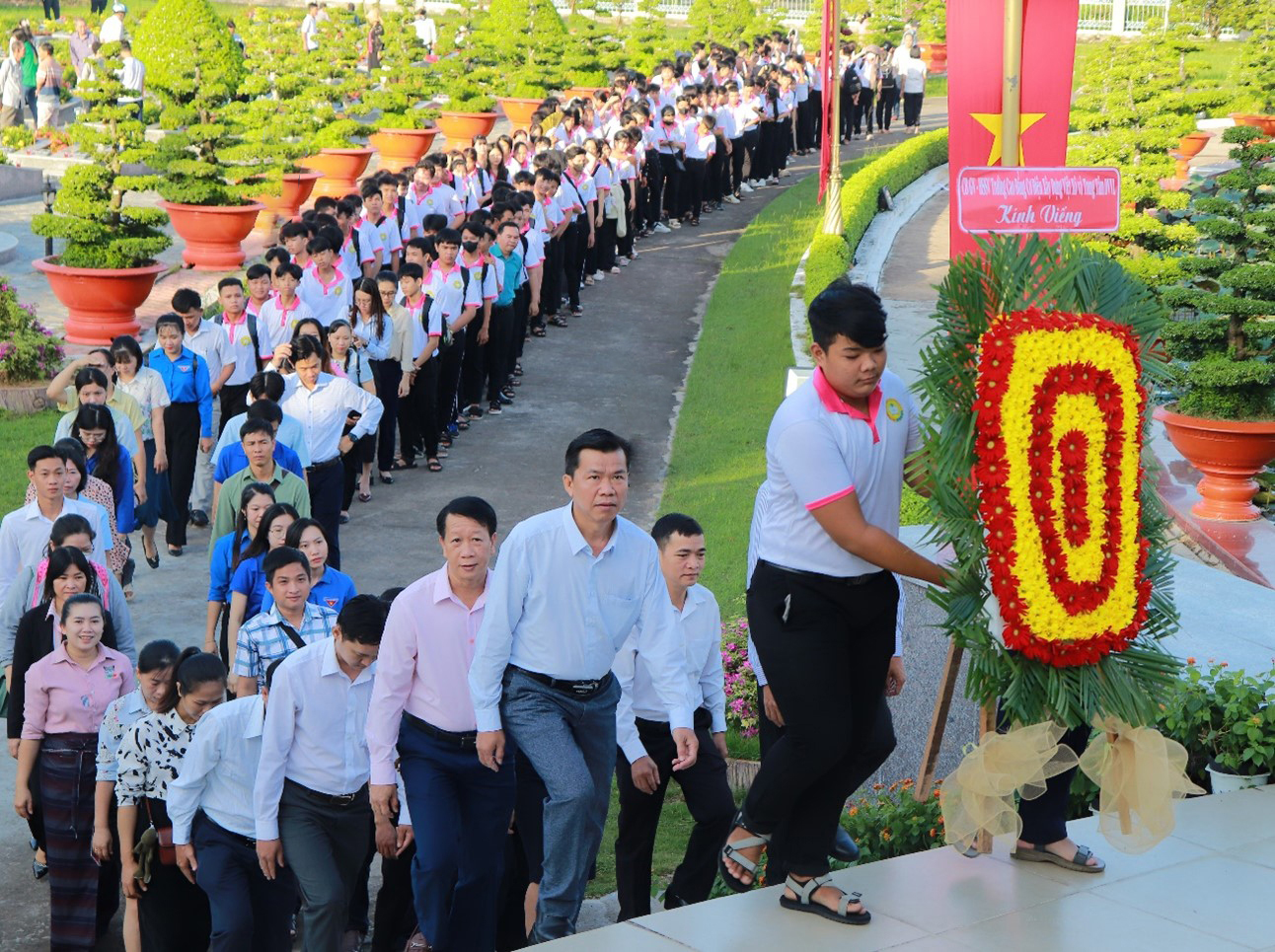 Dâng hương tưởng niệm nhân kỷ niệm 78 năm Ngày Thương binh Liệt sĩ (27/7/1947 – 27/7/2025)