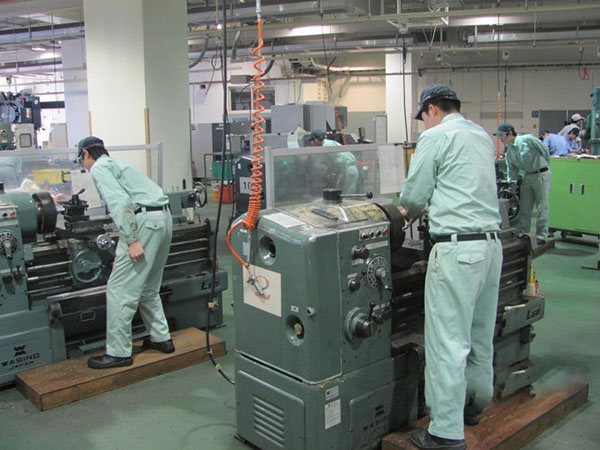 Tuyển gấp 10 nam làm việc tại Nhật Bản đơn hàng Vận hành máy tiện & Dập kim loại