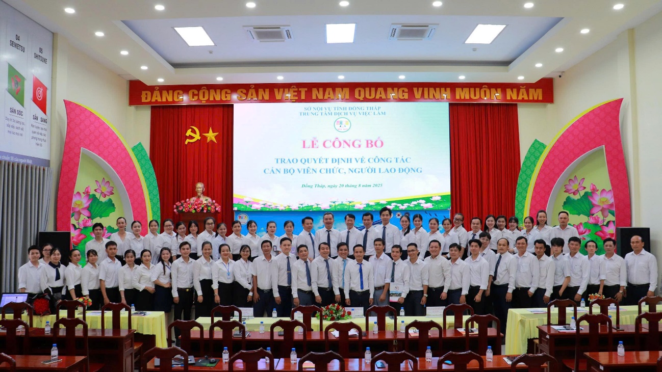 Trung tâm Dịch vụ việc làm Đồng Tháp tổ chức Lễ công bố quyết định về công tác cán bộ, viên chức, người lao động