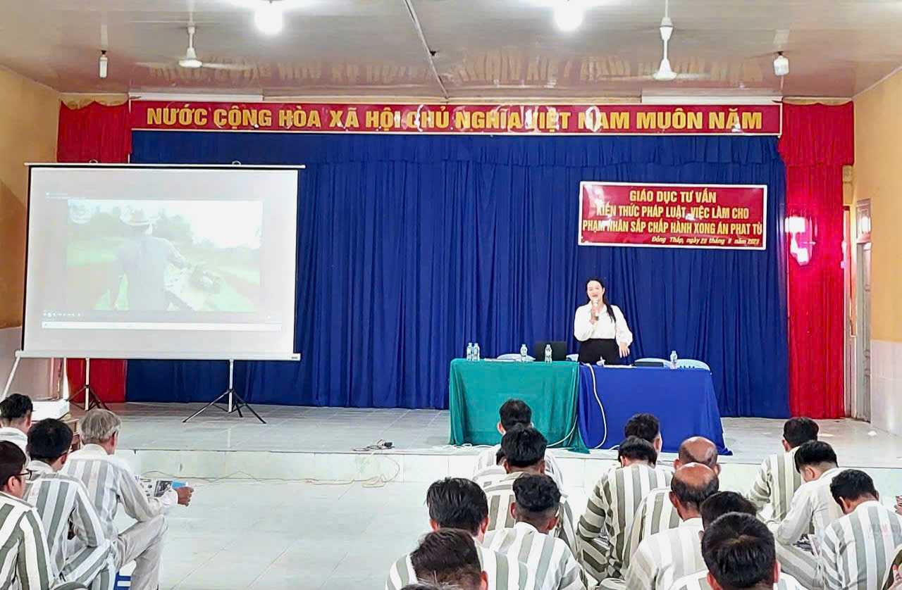 Trung tâm DVVL Đồng Tháp tư vấn dạy nghề và giới thiệu việc làm cho phạm nhân tại Trại giam Cao Lãnh