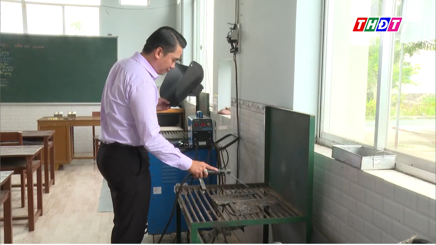 NGƯỜI THẦY TRUYỀN LỬA NGHỀ TỪ TRẢI NGHIỆM ĐẤT NƯỚC HOA ANH ĐÀO