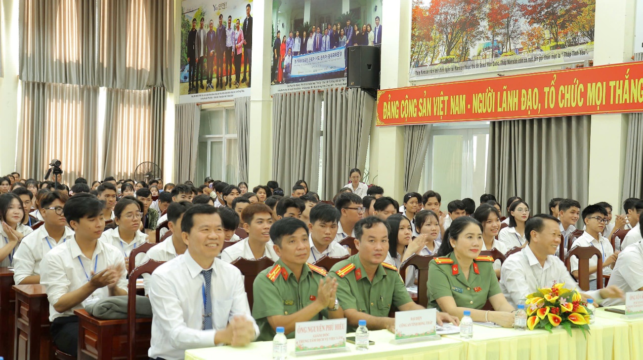 Công an tỉnh phối hợp cùng Trung tâm DVVL Đồng Tháp: Hướng dẫn thủ tục, hạn chế rủi ro cho người lao động