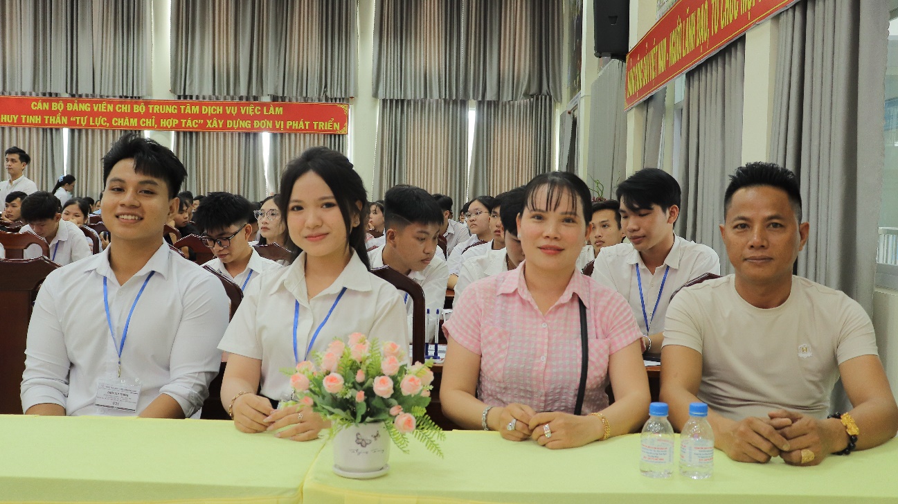 Mẹ đi làm việc tại hàn Quốc tích lũy vốn, con tiếp bước hành trình đến Nhật Bản để xây dựng tương lai