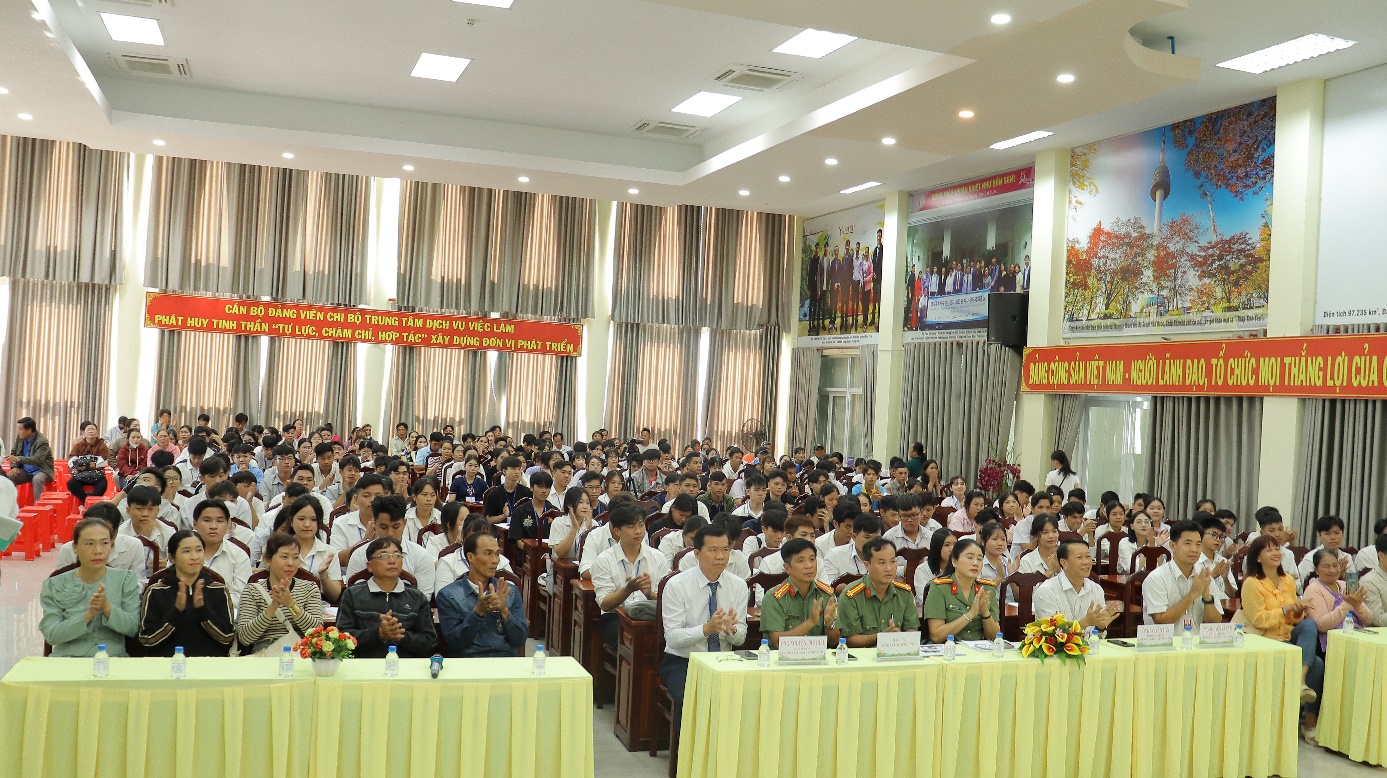 Tư vấn tận tình, đồng hành chu đáo cùng học sinh và phụ huynh