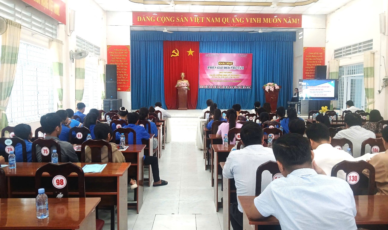 Gần 500 lao động tham gia 3 phiên giao dịch do Trung tâm Dịch vụ việc làm Đồng Tháp phối hợp tổ chức