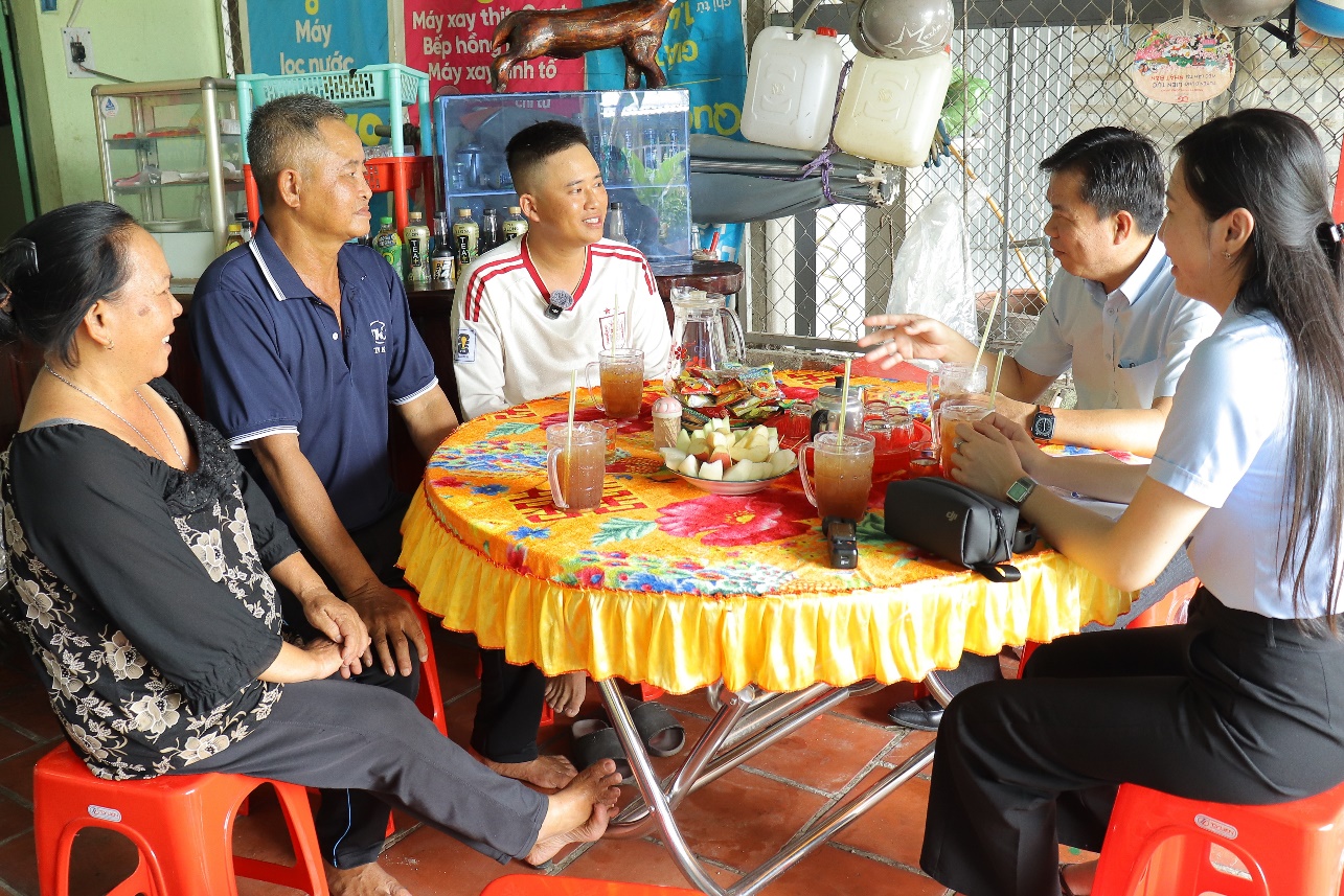 Hai người con đi làm việc ở nước ngoài, cùng tính chuyện đường dài